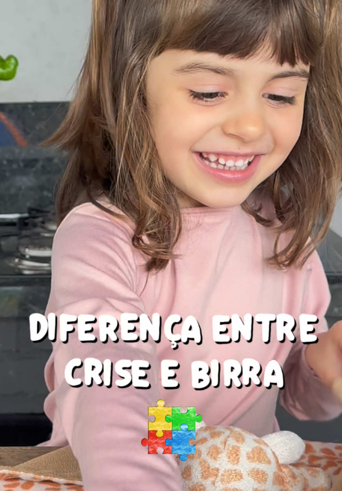 Nem sempre é CRISE, nem sempre é BIRRA!  🤔 Birra 	•	Normalmente intencional: a criança quer algo (brinquedo, doce, atenção). 	•	Tem um objetivo claro: “se eu fizer isso, consigo o que quero”. 	•	Acaba quando a vontade é atendida. 	•	Faz parte do desenvolvimento infantil, é uma forma de testar limites. 😔 Crise (no autismo ou em situações de sobrecarga) 	•	Não é intencional, nem escolha da criança. 	•	Acontece por sobrecarga sensorial, emocional ou dificuldade de comunicação. 	•	Mesmo que a criança ganhe o que queria, a crise não para de imediato — pode durar muito tempo. 	•	O corpo e a mente entram em “pane”, e ela precisa de acolhimento, calma e regulação para passar. 👉 Resumindo: 	•	Birra = estratégia pra conseguir algo. 	•	Crise = desregulação real, a criança perde o controle. #crisenoautismo #autismo #autista #autismo #caracteristicadoautismo