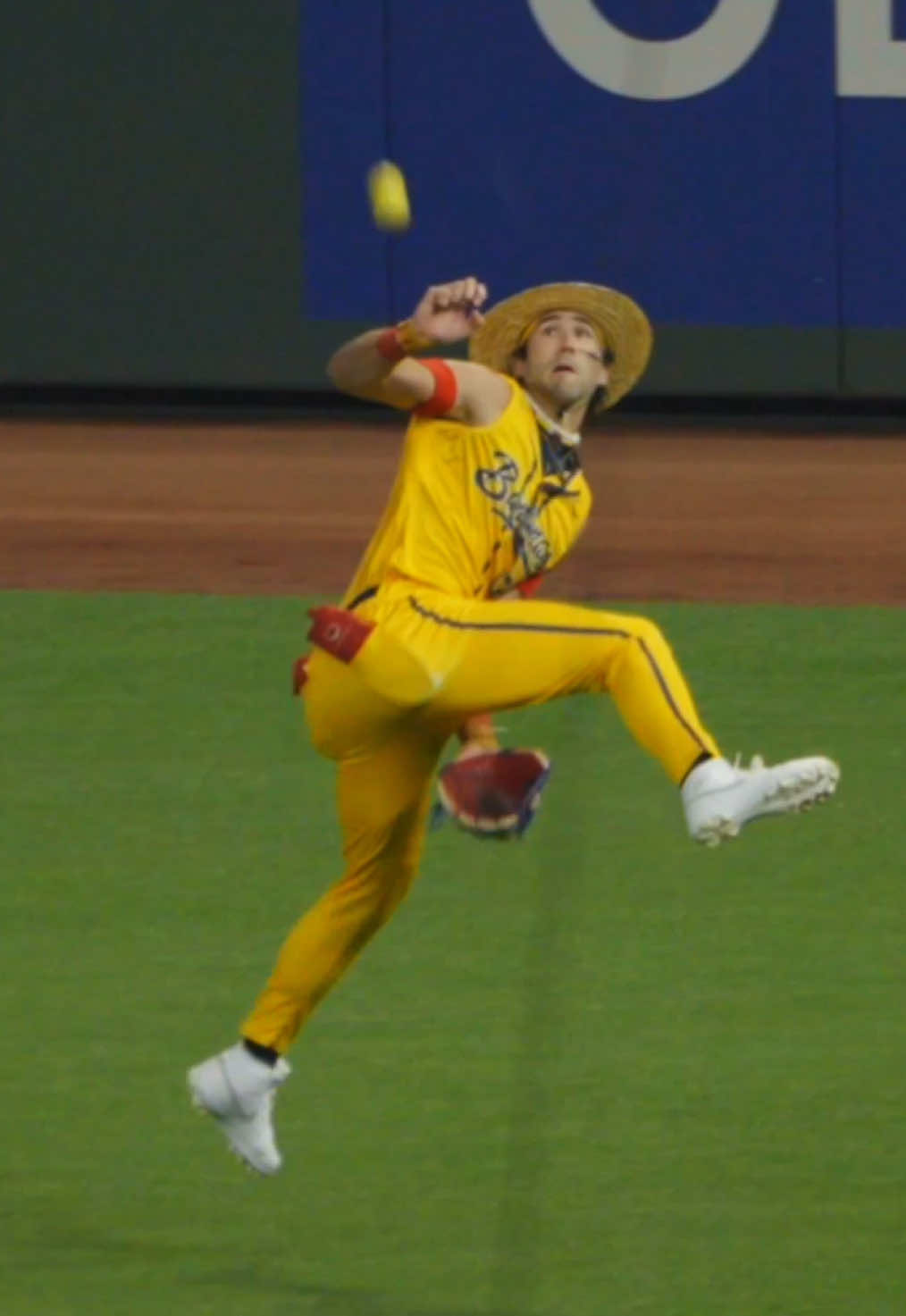 @reesealexiades never ceases to amaze us 🤯 #bananaball #savannahbananas #baseballtiktoks #mlbtiktok #beisbol 