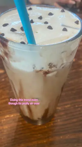 YES you can see my screen thro my glasses so no need to point it out(also y tf are my hands so shaky) 