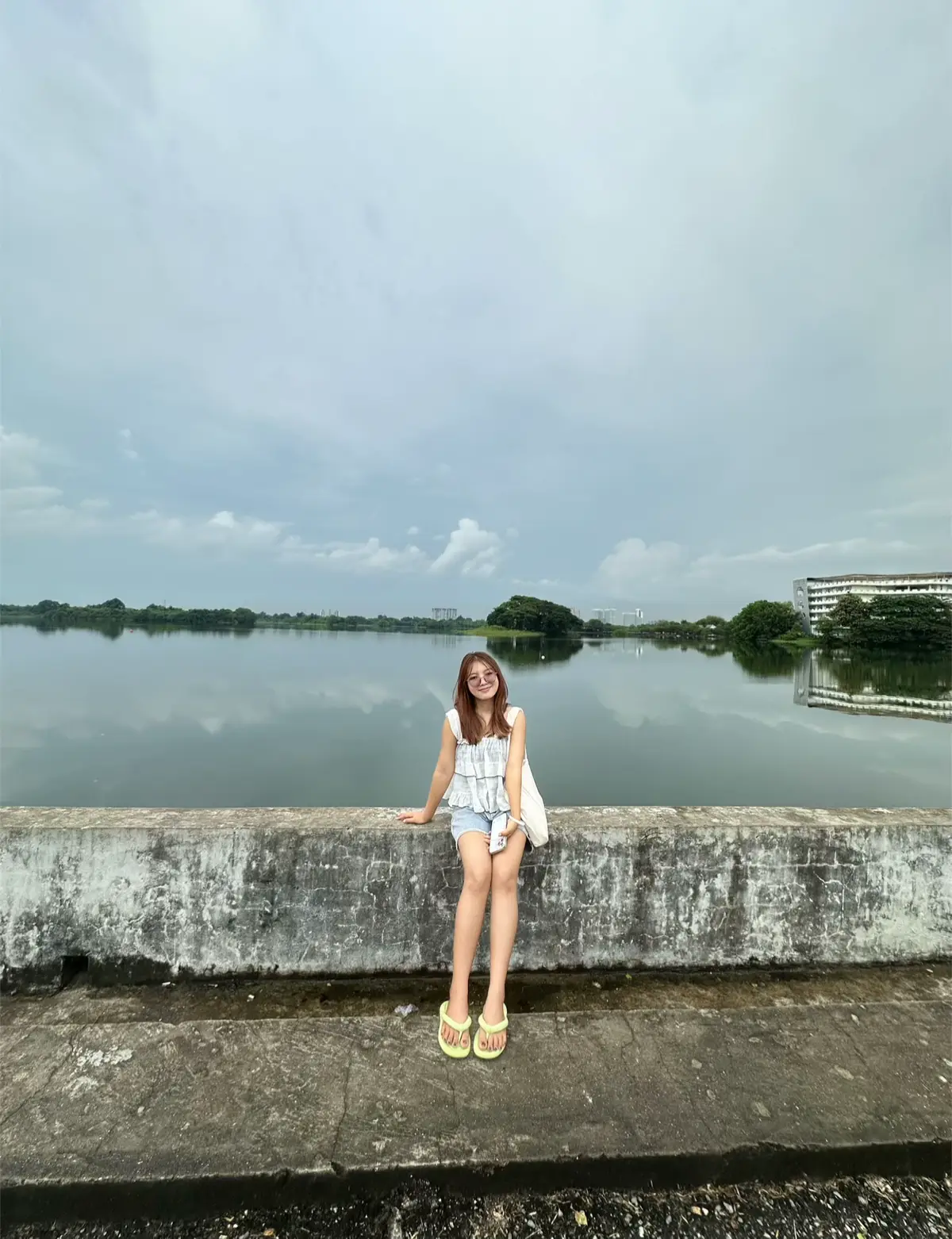 လူတစ်ယောက်ကိုလွှတ်ချတယ် ဆိုတာ မဆက်သွယ်ခြင်းကနေစတင်ပါတယ်။ သိပ်နာကျင် သိပ်ဝမ်းနည်းနေရင်တောင် ကျော်လွှားနိုင်ရမယ်။ မဆက်သွယ်မိအောင်နေရမယ်။ အသံလေးသိပ်ကြားချင်နေရင်တောင် ဖုန်းမခေါ်သင့်ဘူး။ စာမပို့သင့်ဘူး။ တစ်ဖက်ကကိုယ့်ကို အလိုမရှိတော့ဘူး မချစ်တော့ဘူးဆိုတာကို လုပ်ရပ်နဲ့ဖြစ်စေ စကားလုံးနဲ့ဖြစ်စေ ဖော်ပြတဲ့အခါ အလိုက်တသိထွက်သွားပေးရတယ်။ ဒါကအချစ်ကိုလေးစားခြင်းဖြစ်သလို တစ်ဖက်လူကိုလေးစားရာလည်းရောက်ပါတယ်။ တစ်နာရီမဆက်သွယ်ဘူး။ တစ်နေ့မဆက်သွယ်ဘူး။ သုံးရက်မဆက်သွယ်ဘူး။ တစ်ပတ်မဆက်သွယ်ဘူး။ နှစ်ဝက်ကနေ တစ်နှစ် မဆက်သွယ်ဘဲနေနိုင်သွားပါတယ်။အချိန်တစ်ခုရောက်တဲ့အခါ အရင်က ဖုန်းတွေသိပ်ဆက်ချင်တဲ့လူ၊စကားတွေသိပ်ပြောချင်နေတဲ့လူက အခုတော့လည်း မတော်လို့ လမ်းတစ်ကွေ့မှာပြန်တွေ့ရင်တောင် စကားမပြောချင်တော့ဘူး။ ဘာလို့ဒီလူကိုချစ်မိတာလဲ တွေးမိပြီး ရယ်ချင်ရယ်နေမယ်။ အချစ်ကဟာသတစ်ခုပါလားပေါ့😄 #နူးနူးအောင်