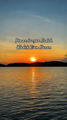 Begitu indahnya sunset di waduk Riam Kanan - Kalimantan Selatan 😍 Sebenarnya saya lagi pergi mancing ikan dengan teman-teman tapi tangan ini gatal bikin video karena melihat indahnya pemandangan disini 🥰😍 dan jadilah video ini hehehe #riamkanan #kalsel #mancing #sunset #fyp 