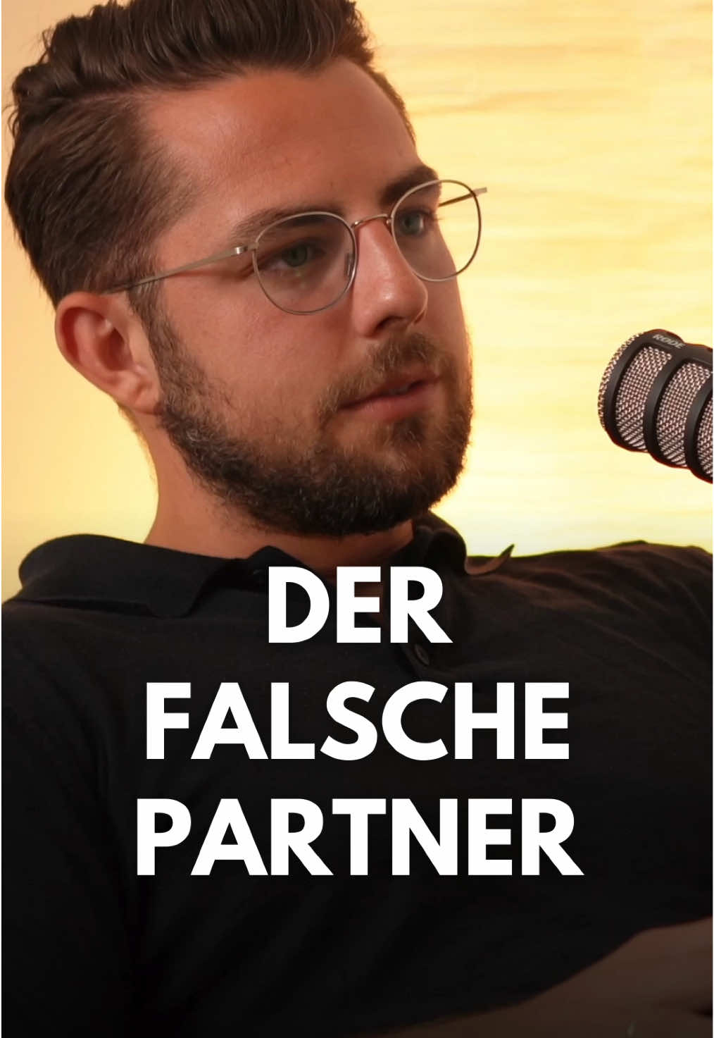 Warum du mit dem falschen Partner nicht wachsen kannst 👆 Es gibt Menschen, die bringen kaum Beziehungskompetenz mit – oft aufgrund von Trauma und tief verankerten Überlebensstrategien. Emanuel Erk, Beziehungscoach und Autor, erklärt, warum mit solchen Partnern keine echte Entwicklung möglich ist: Wenn jemand jede Verantwortung von sich weist und dauerhaft dichtmacht, bleibt nur Stillstand. Manchmal braucht es den klaren Cut – nicht als Strafe, sondern als Chance, dass Veränderung möglich wird. 👉 Link zum ganzen Gespräch in meiner Bio 🎙️