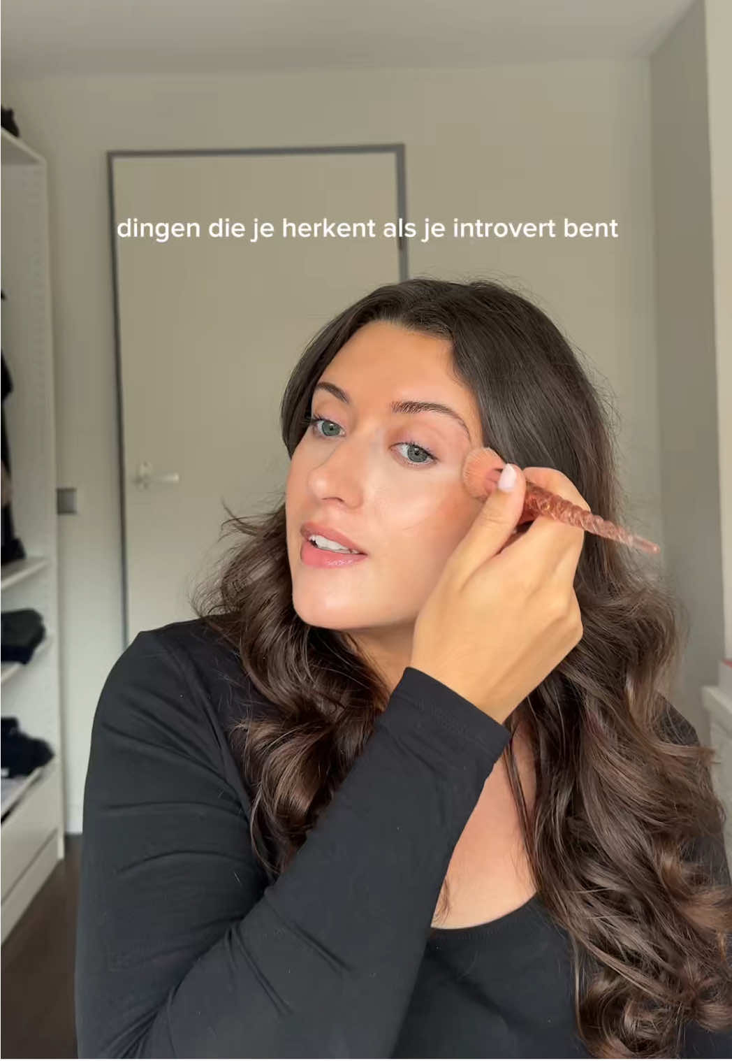 Ben jij meer introvert of extravert? 🤗✨🤍 - Blush: @Max Factor  Bronzer: Revolution  Lipgloss: @essence.cosmetics  #introvert #introvertsbelike #extravert #klaarmaken #chatwithme 