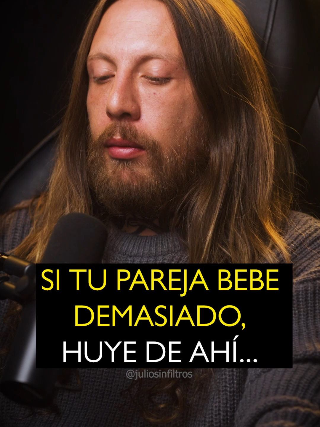 SI tu pareja bebe demasiado, huye de ahí... Escucha mi podcast en el link de mi perfil!  #juliosinfiltros #podcast #relaciones #motivacion #pareja