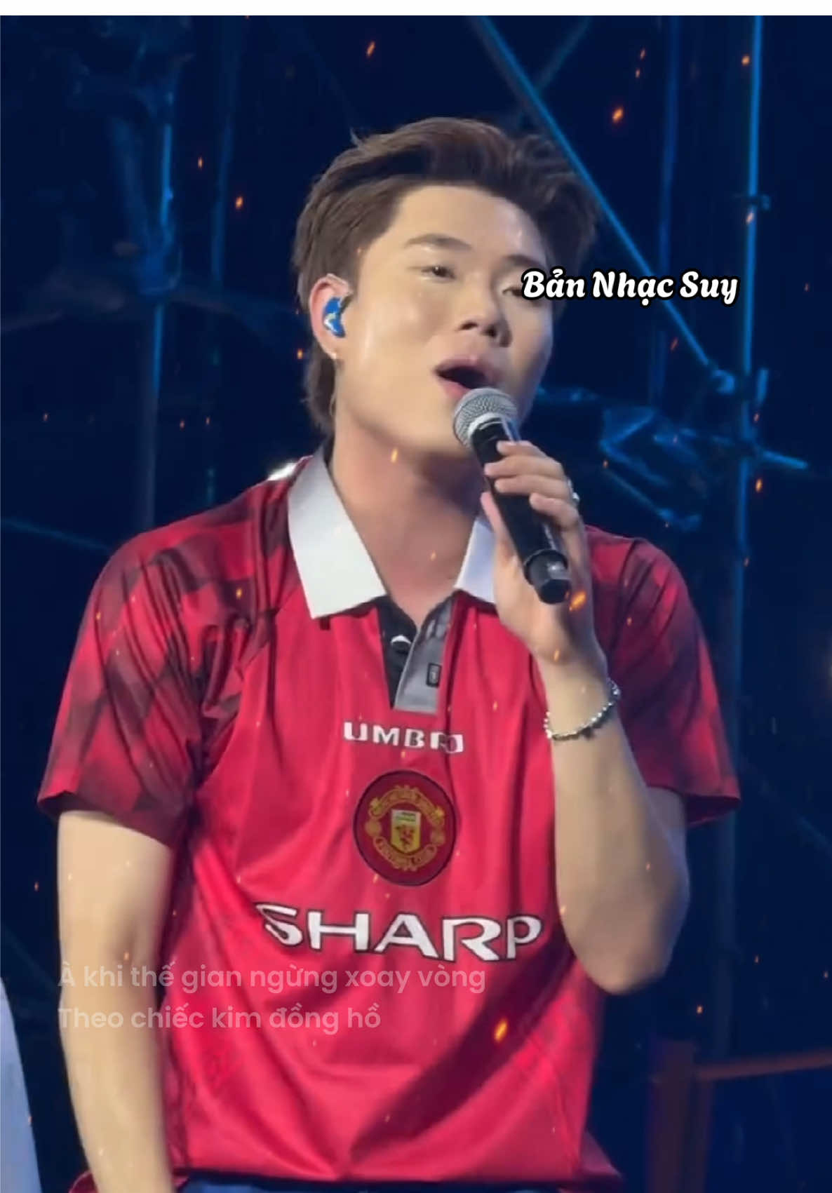 Ghì thật chặt bờ môi chỉ một lần này thôi… “Không Thời Gian - Dương Domic” #khongthoigian #duongdomic #BanNhacSuy #xh 