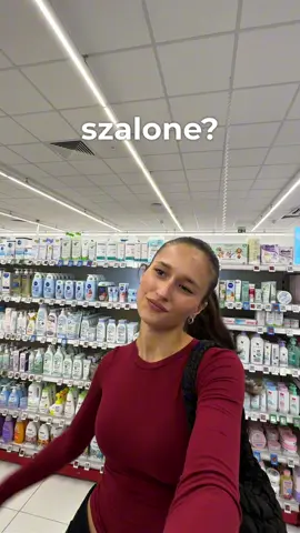 Chcesz, żeby twoje włosy rosły jak szalone? 🤩 Kochana, tu nie ma magii najważniejsza jest regularność!  Regularne wcierki to złoto, bo pobudzają cebulki i naprawdę przyspieszają wzrost włosów.  Do tego raz w tygodniu peeling skóry głowy oczyszcza, usuwa zanieczyszczenia i dzięki temu składniki z szamponu czy wcierki działają o wiele skuteczniej! 👀 Ale to nie wszystko musimy chronić włosy przed zniszczeniem. Termoochrona przy stylizacji to absolutny must-have, bo bez niej włosy będą się kruszyć i łamać. No i końcówki zabezpieczone olejkiem nie rozdwajają się, więc włosy nie tylko szybciej rosną, ale też wyglądają zdrowo i gęsto 💆🏽‍♀️ Bo co z tego, że będą rosły jak szalone, jeśli będą się od razu niszczyć?  Regularność, ochrona i pielęgnacja to jest właśnie przepis na piękne, długie włosy! 🥰  #swiadomapielegnacja #polecajkikosmetyczne #pielegnacja #rossmannpolska #skincare 