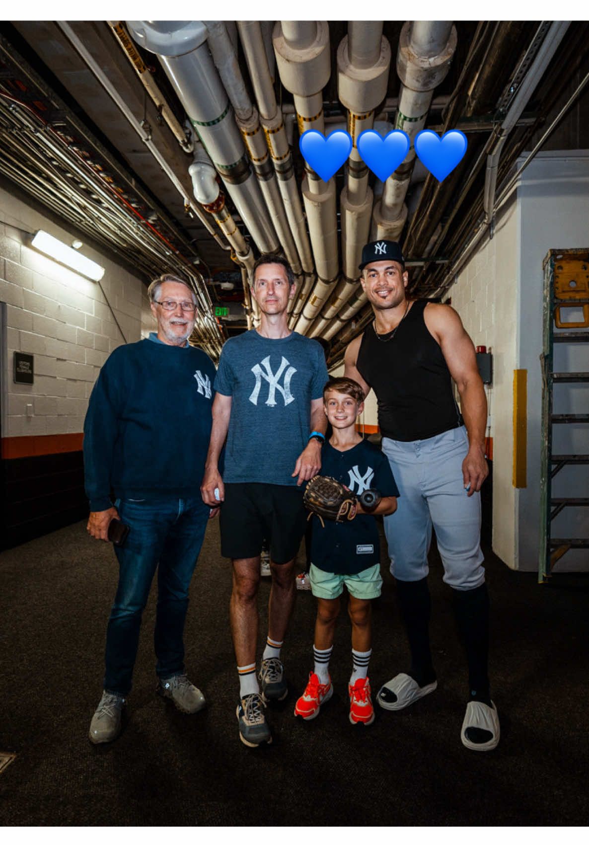 Young Yankees fan Everett caught G's 450th homer (while wearing a Stanton jersey) and asked for nothing in return for the ball 💙 G had the chance to meet Everett along with his father and grandfather after the game to hook them up with some signed baseballs and a bat 🤝 #yankees #MLB #baseball #giancarlostanton 