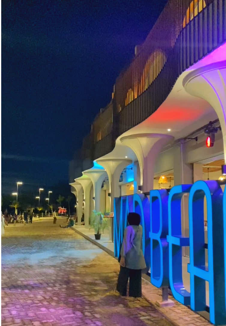 Udah ada yang pernah kesiniii beluuum? 😍🤩 #madbeach #pantaiindahmutiara #cafebatam #wisatabatam #pantaibatam 