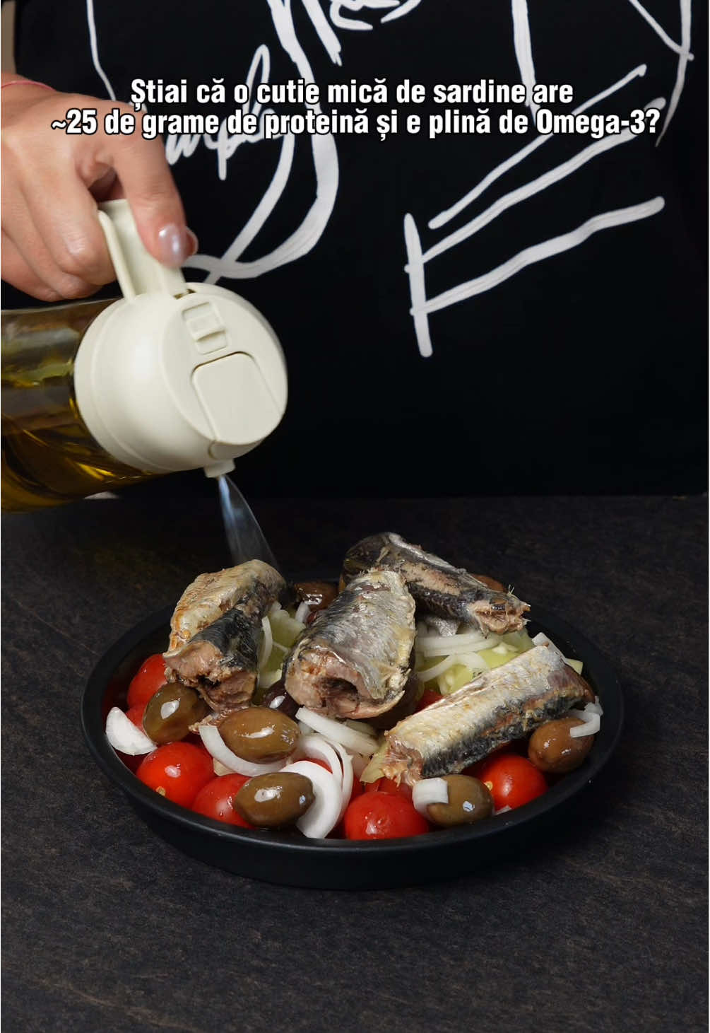 Știai că sardinele sunt o adevărată bombă nutritivă? 💪 În doar 100 g îți aduc aproximativ 25 g de proteine de calitate, perfecte pentru energie și susținerea masei musculare. Pe lângă asta, sunt pline de Omega-3, calciu și vitamina D, care ajută inima, oasele și imunitatea. Practic, un super-aliment accesibil și ușor de integrat în alimentația zilnică. 🐟 Salată caldă de sardine cu legume 🥗🐟 Ingrediente (2 porții): 	•	1 conservă de sardine în sos de roșii sau în apă 	•	2 roșii bine coapte, tăiate cuburi 	•	1 ardei gras (roșu sau galben), tăiat felii 	•	1 ceapă mică, julienne 	•	2 căței de usturoi tocați mărunt 	•	Un pumn de măsline negre/kalamata 	•	100 ml vin alb sec 	•	2 linguri ulei de măsline extravirgin 	•	Sare și piper după gust 	•	Zeama de la ½ lămâie 	•	Pătrunjel proaspăt tocat Beneficii principale consum de sardine:  	1.	Aport proteic ridicat – sprijină masa musculară, sațietatea și refacerea țesuturilor. 	2.	Omega-3 (EPA și DHA) – reduc inflamația, protejează inima și creierul. 	3.	Calciu și vitamina D – dacă sunt consumate cu oase, ajută sănătatea oaselor și dinților. 	4.	Vitamina B12 – esențială pentru energie și sănătatea sistemului nervos. 	5.	Seleniu și iod – sprijină tiroida și imunitatea. 	6.	Indice glicemic 0 – potrivite pentru o dietă low-carb sau pentru echilibrarea glicemiei. #retete #mancare #mancaresanatoasa #retetesanatoase #salata #salatadeton #sardine #sardines #tunasalad #stildeviatasanatos 