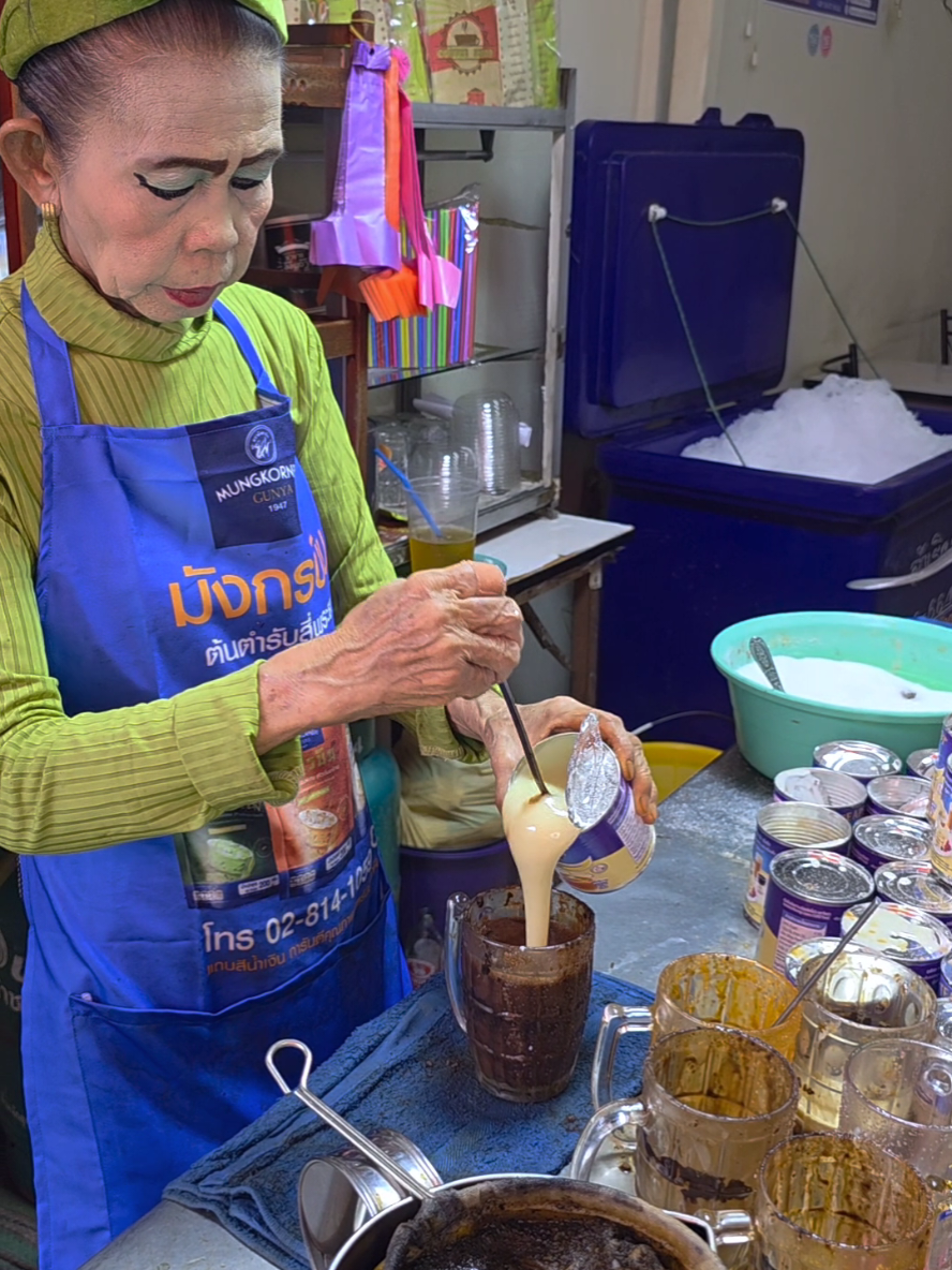 จริงมั้ยเอ่ย❓️ มาดูป้าชงน้ำ❎️ มาดูเสียงเอฟเฟค✅️ ลูกค้าสั่ง 3 แก้วขอหวานน้อยทุกเมนู ร้านป้านิดปากแดง ที่ ใกล้ศาลเจ้าพ่อเสือ ถนน มหรรณพ แขวงเสาชิงช้า เขตพระนคร #กรุงเทพมหานคร ทุกวัน 06.00-15.00น. #Streetfood #ร้านน้ำป้าปากแดง #โมมากิน 