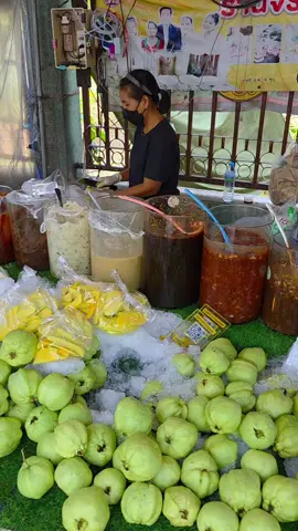 พริกเกลือเยอะที่สุดในย่านนี้🔥ร้านฝรั่งสดพร้อมทาน แถมพริกเกลือฟรี 2 อย่าง แซ่บ👍 ร้านจีรนันฝรั่งสดที่ อุทยานสวรรค์ ประตู5 ตรงข้ามโรงพยาบาลศรีสวรรค์ อ.เมือง #นครสวรรค์ ทุกวัน 11.00-17.00น. #Streetfood #food #fruit  #โมมากิน 