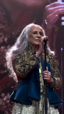 Que musica me define, essa mesmo. Maria Bethânia cantando As Canção que Vc Fez pra Mim. Sua interpretação intensa aprofunda a sensação de saudade e perda, evidenciando a dificuldade de seguir em frente quando as músicas, antes cheias de significado, agora apenas relembram o que foi perdido. Sucesso em 1993. #mariabethania #mpb #musicabrasileira #fyp #musicaboa