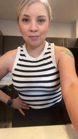 My new favorite @Cardi B song, Bodega Baddie ! Got me movin’! 💃🏻 Breakin in this new kitchen! 🤩👏🏼👏🏼 #cardib #bodegabaddie #kitchendancing #bailandoenlacocina #fyp 