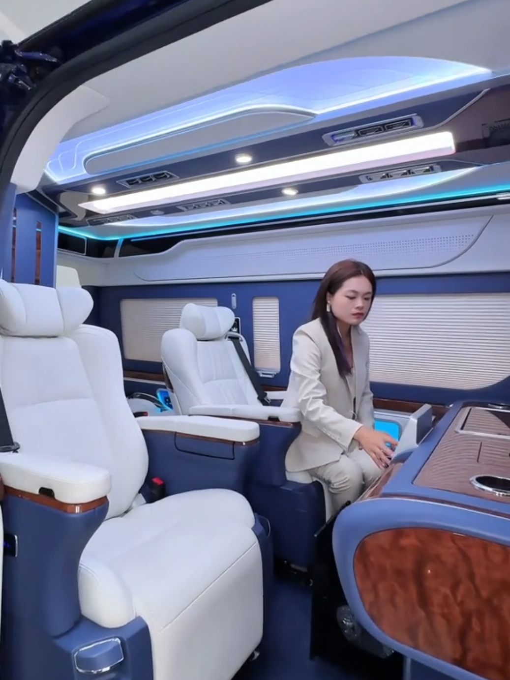 2025 Hiace interior tour – seats, screens, and storage 🔑 #ToyotaHiace2025 #CarTokTour #ToyotaVanLife #USA2025 #AutoReviewDaily