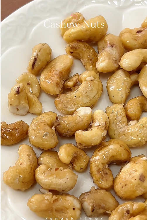 Charcoal-grilled cashew nuts have a strong charred fragrance and a solid taste.#cashew #delicious #snacks #food #tiktokshop 