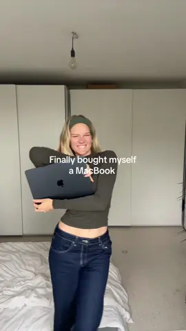 Von widows zu Mac wechseln fast so schwer wie das Studium selber 🥸 @apple help me #studium #uni #macbookair #pov #windows 