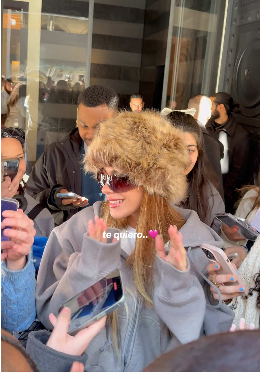 La petite moi pleure encore..🥹 - Elle a été la première artiste que j'ai admirée, la première artiste qui m'a passionnée. La première artiste qui m'a fait rêver et qui m'a transmis l'amour de la musique dès mon plus jeune âge. Je serai à jamais reconnaissante d'avoir vécu ce moment et d'avoir enfin réalisé mon rêve. Si je le pouvais, je revivrais cette journée tous les jours de ma vie🤍 - @TINI Gracias por todo, te quiero..🎀 #fyp #tini #foryoupage❤️❤️ #loveyou #tinistas 