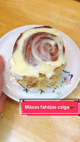 Mázas fahéjas csiga🤎 Hozzávalók: Tészta: 250ml tej,1tk cukor,25g élesztő,80g cukor,1tk vanília aroma,2db tojás,1cs só,550g liszt,80g vaj+ tál kikenéshez Töktelék: 80g vaj,180g cukor,1ek fahéj Máz: 250g mascarpone,4ek porcukor,vanília aroma,70ml tejszín #fyp #neked #recept #fahéjascsiga #foryou 