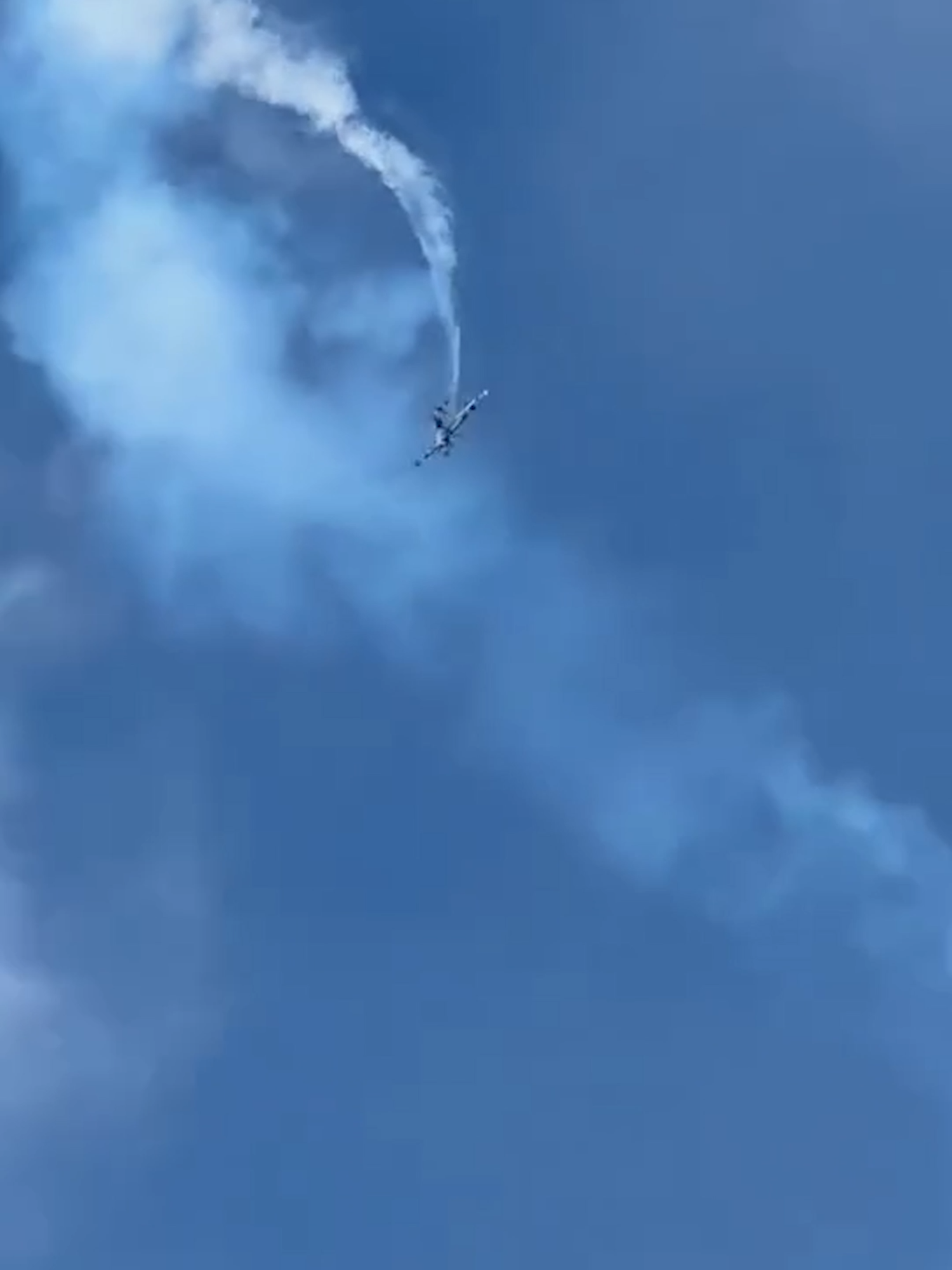 #Impactante video del #desplome de la #avioneta en la que viajaba la conductora de televisón, Debora Estrella en García, Nuevo León. En el video difundido, se observa cómo la #aeronave realizaba maniobras antes de perder el #control y caer en las inmediaciones del Interpuerto del Parque Industrial Ciudad Mitras. #Sintexto #Noticias