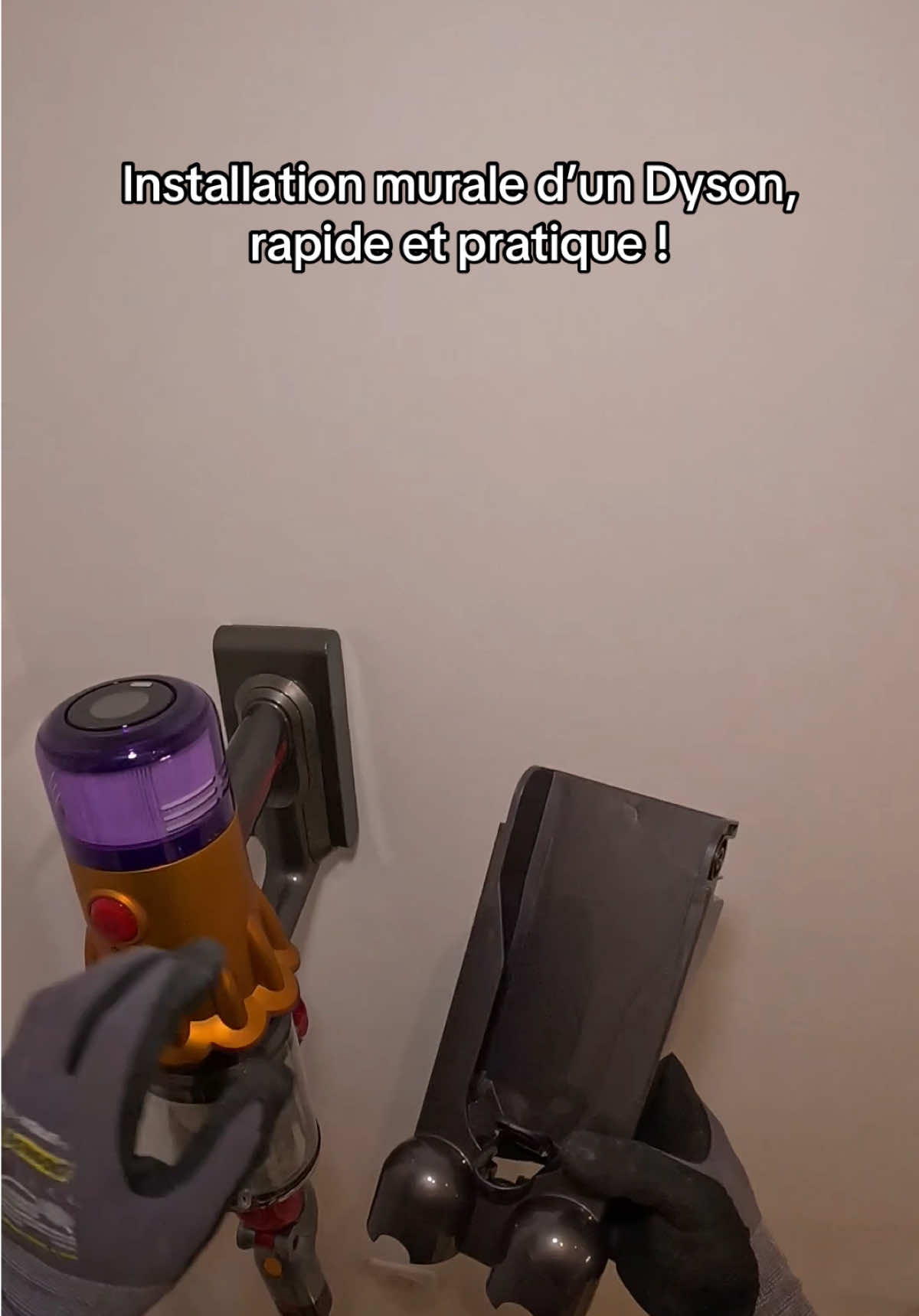 🛠️ Installer un aspirateur Dyson au mur avec son branchement électrique ⚡   Un gain de place et un look plus propre à la maison !   #bricolage #DIY #aspirateur #dyson #astuce