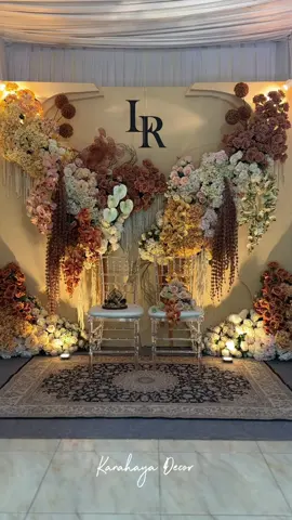 Engagement kak Riski & Lukman . . . In collaboration: Makeup @estyaningtias_makeup  Decor @kanahayadecor Fg @nhs_picture @nhs.studio . . . #dekorlamarankebumen #dekorlamarangombong #dekorlamarankroya #dekorlamarancilacap #dekorlamaranbanyumas                       