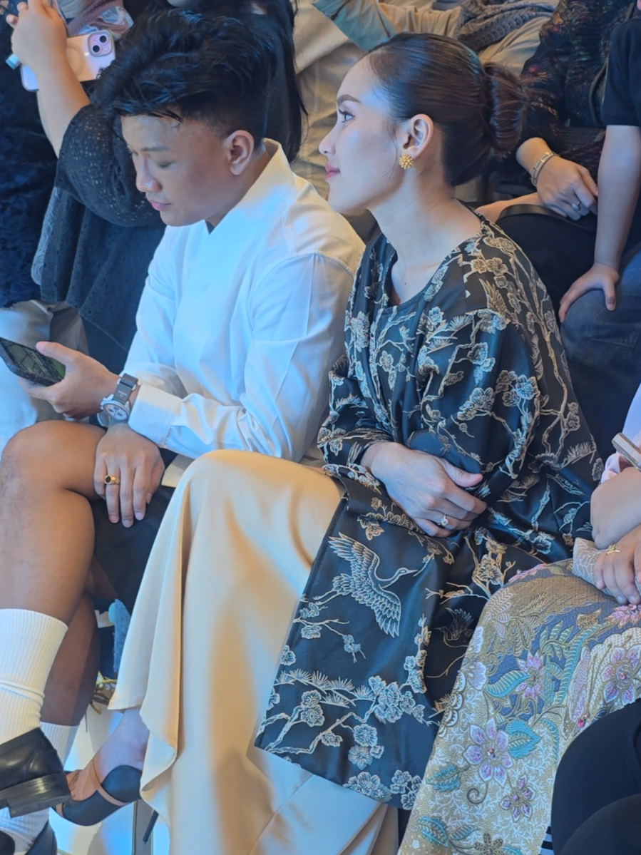 Ayu Ting Ting sangat menikmati lagu yang dibawakan penyanyi di momen Fashion Nation 2025 karya desainer IFC. Sekalipun terkenal, Ayu sangat humble. #ayutingting #ayutingting92 #ifc #fashion #fashionshow 
