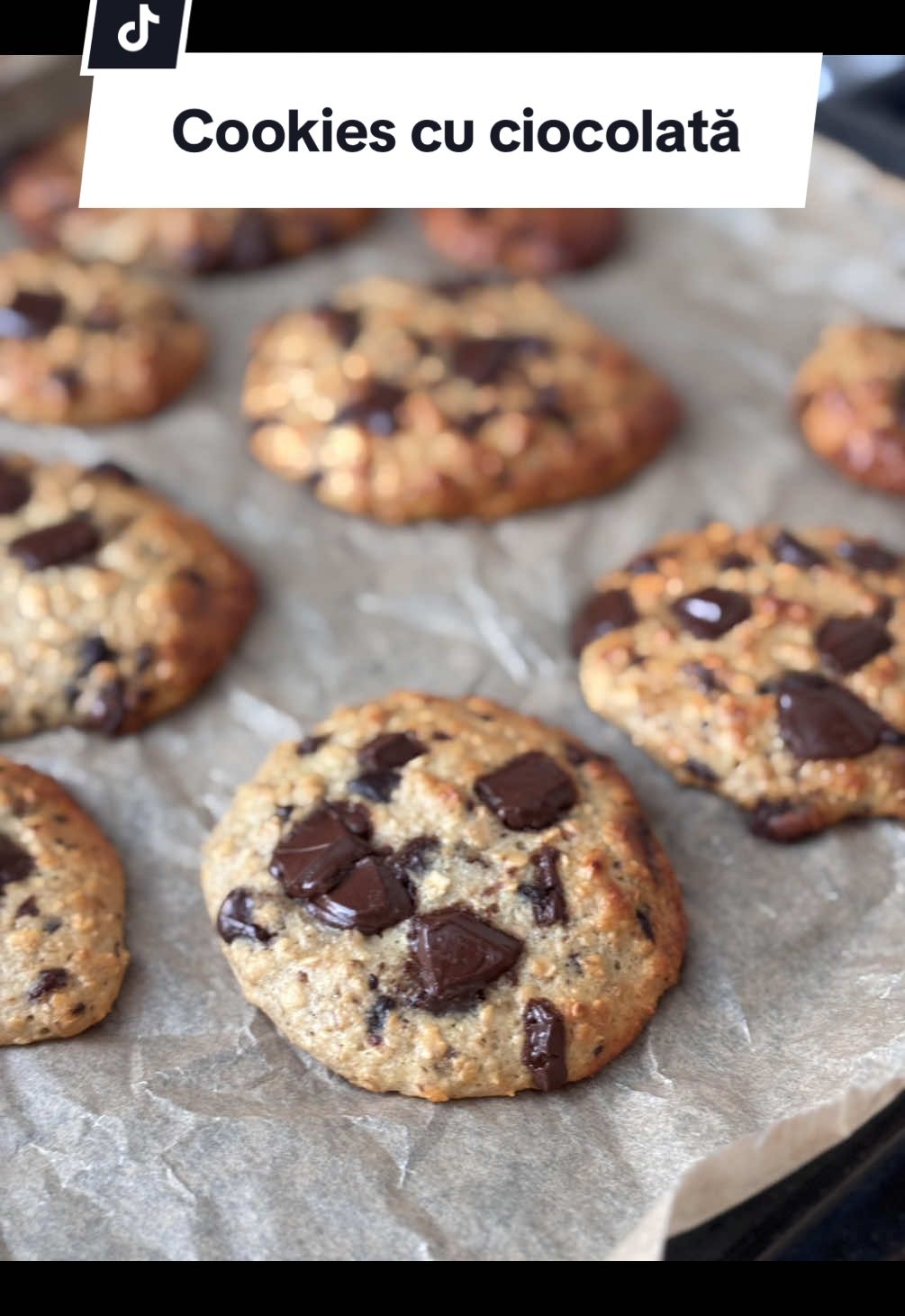 Cookies cu ciocolată pufoși 🤎 fără zahăr și bogați în proteine  - 80 g făină de ovăz - 50g fulgi de ovăz  - 40 g pudră proteică  - 1 banană bine coaptă - 1 ou + 1 albuș -  2 linguri iaurt grecesc (sau lapte, dacă vrei mai light) -  1 linguriță praf de copt - 1 linguriță extract de vanilie - îndulcitor lichid - bucățele de ciocolată fără zahăr