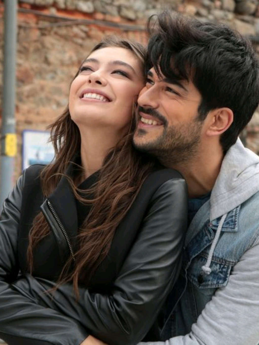 و عِينيا عليها ❣️. . . مساعدتي الحلوة @𝓟𝓲𝓷𝓪𝓻 🖤 #kemalnihan #karasevda #nihkem #fyp #fyppppppppppppppppppppppp 