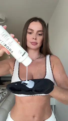 @balibody Self Tan Body Milk ✨🥥 Skincare meets self tan for the glowiest skin  #tan  #balibody #skincare #skincareroutine #tanding 