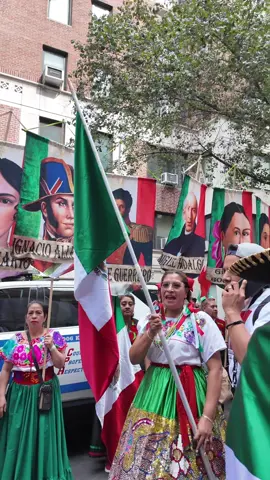✨🇲🇽 Hoy Nueva York se viste de México 🇲🇽✨ En Madison Avenue, el corazón de Manhattan late con fuerza al compás del gran desfile de la Independencia de México. Nuestros colores verde, blanco y rojo iluminan las calles, recordándonos que la patria vive en cada mexicano, sin importar la distancia. 🌎 Desde lejos, nuestra comunidad migrante demuestra con orgullo, alegría y amor por las raíces, que México se lleva en el alma. Hoy celebramos la libertad, la unidad y la grandeza de nuestra historia. ¡Viva México en Nueva York! ❤️🤍💚 #VivaMéxico #DesfileIndependenciaNYC #OrgulloMexicano #MéxicoEnNY #IndependenciaDeMéxico