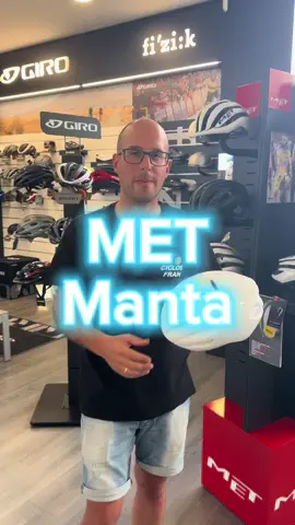 El Absolute White no es solo un color. Es esa claridad que sientes cuando todo encaja. Un tono puro, limpio, que transmite ligereza y una elegancia que no pasa de moda. Más allá del aspecto, lo que cambia tu experiencia está en cada detalle: ✅ Carcasa de policarbonato con EPS para resistencia sin peso extra. ✅ Sistema MIPS-C2®, protección avanzada frente a impactos. ✅ Hebilla magnética Fidlock®, abrochas y sueltas con una mano. ✅ 15 ventilaciones + deflector trasero, el aire fluye incluso en el esfuerzo máximo. ✅ Ajuste T-Orbital 360°, abrazando tu cabeza sin puntos de presión. ✅ Correas Air Lite, ligeras y aerodinámicas. ✅ Reflectantes traseros para que te vean en cada salida. ✅ Soporte para gafas y bolsa de transporte incluida. Con apenas 230 g en talla S, apenas notas que lo llevas. Y cuando llega ese momento en el que necesitas confianza plena, agradeces cada decisión de diseño. Ya no se trata de elegir un casco, sino de elegir cómo quieres sentirte cada vez que sales a rodar. Seguro, ligero, fresco. Sin distracciones. Ese blanco puro es más que estética. Es la sensación de empezar cada salida con la mente despejada y el cuerpo preparado. No lo pienses demasiado. Elige claridad, elige confianza, elige Absolute White. 👉 Agregar al carrito #met #manta #white #comerciopequeño #ciclosfran   