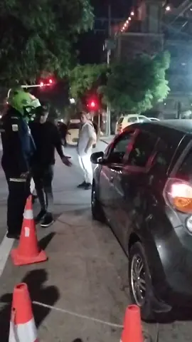 Que ejemplo por parte por parte de la policía y personajes reconocidos hebrio que con su falta de humildad y conciencia embistió a trabajadores