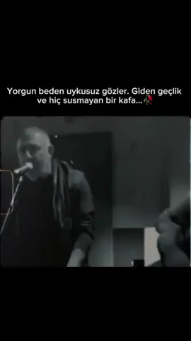 Yorgun beden uykusuz gözler. Giden geçlik  ve hiç susmayan bir kafa...🥀 #keşfet#söz#takipetmeyiuntma🥰 