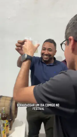 Dia de Festival da Cachaça em Abaíra  Do rolê na estrada até os encontros com a galera da Chapada, teve de tudo: selfie, paredão, história da agricultura familiar e, claro, muita cachaça boa da terra. 🤠🔥 Se não for pra viver assim, eu nem saio de casa!