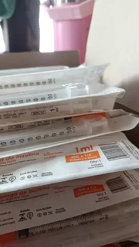 Existem vários tipos de seringas para insulina que se diferenciam na capacidade, no comprimento e calibre da agulha e na graduação, impactando a precisão da dose. As principais características a considerar são: capacidade (30, 50 ou 100 unidades), comprimento da agulha (6 mm, 8 mm, etc.), calibre da agulha (quanto maior o número, mais fina) e graduação (de 0,5 em 0,5 ou de 1 em 1 unidade). A escolha ideal depende da dose prescrita e da necessidade de precisão, para garantir o controle glicêmico.  Diferenças entre os tipos de seringas: Capacidade (unidades): 30 unidades: Permite doses menores e mais precisas, sendo ideal para doses baixas e ajustes mais finos, com graduação de 0,5 em 0,5 ou 1 em 1 unidade.  50 unidades: Adequada para doses médias, com graduação de 1 em 1 unidade.  100 unidades: Indicada para quem usa doses maiores, mas não é ideal para doses ímpares devido à graduação de 2 em 2 unidades.  Comprimento da agulha: Agulhas mais curtas, como as de 6 mm, são geralmente recomendadas, pois são suficientes para a aplicação subcutânea e oferecem maior conforto, de acordo com a Sociedade Brasileira de Diabetes.  Agulhas maiores (8 mm, 12,7 mm) também existem, mas o uso de agulhas mais longas do que o necessário aumenta o risco de complicações como a lipodistrofia.  •Calibre da agulha: É medido em 