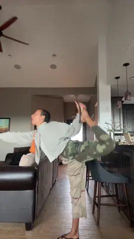 It’s cloudy today but obv still wearing my @Havaianas #fallfashion #camopantsoutfit #ootdinspiration #casualootd #weekendfit 