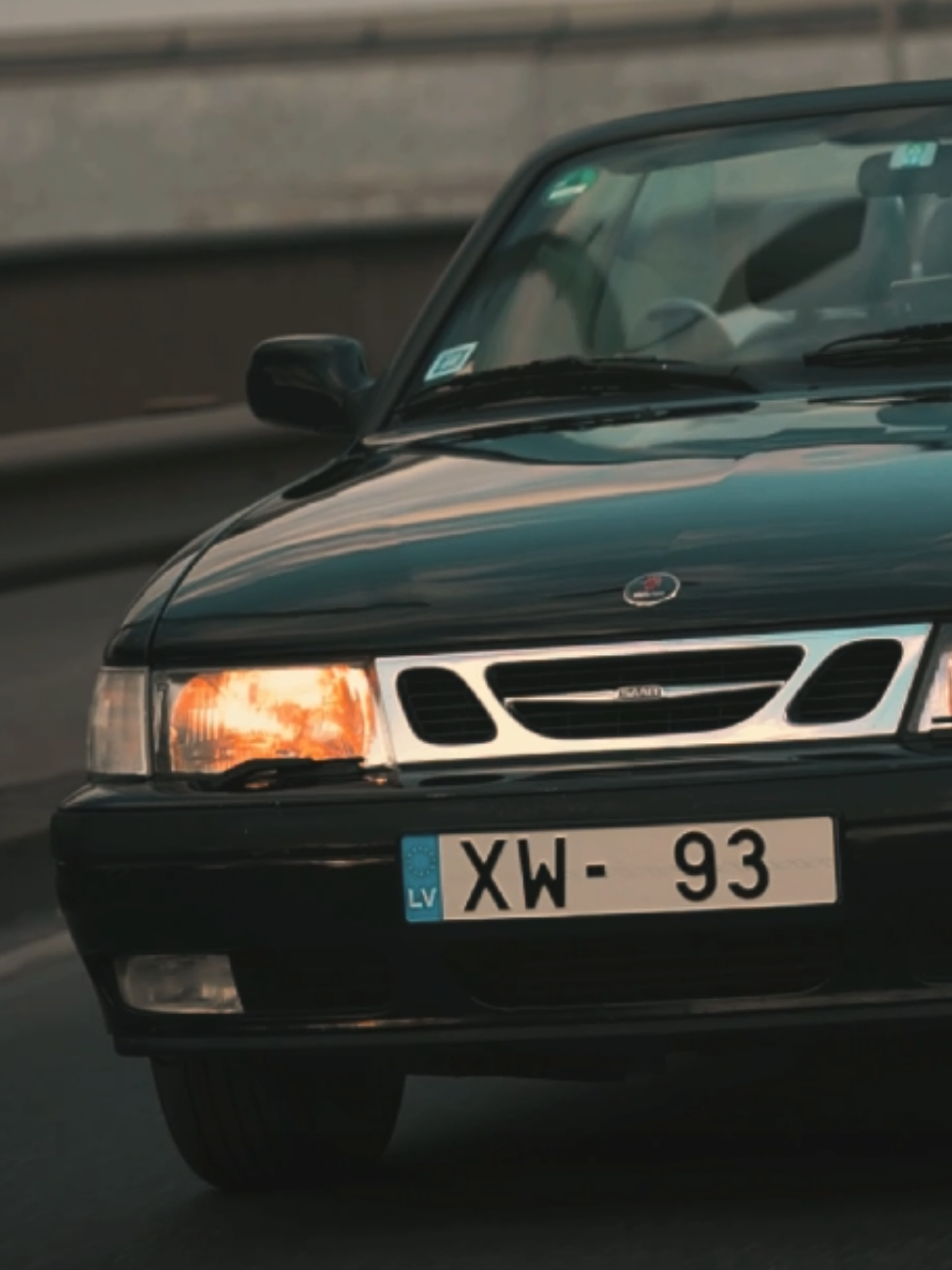 Nolaists jumts. Pilsētu pārņem saulriets. Brīvība  #SaabCabrio #ClassicCar #saablife  #retrovibe #rīga 