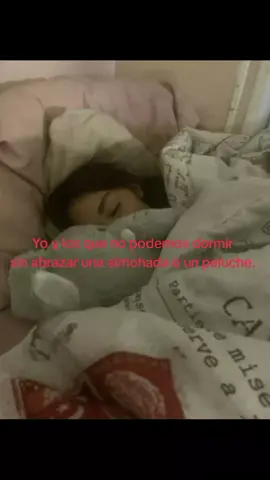 Es que tengo que hacerlo porque después duermo mal 😭 #fyp #fypシ゚ #peluche #almohada #dormir 