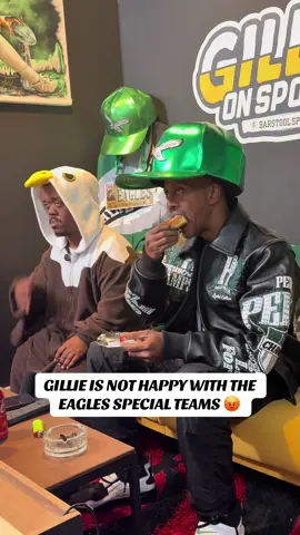 Gillie isn’t happy with the Eagles special teams 😡😭