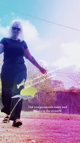 #crowningqueens #danceyourworriesaway #dowhatbringsyoujoy🌻 #beyourselfalways #believeinyourself 