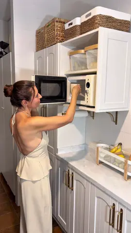 Y se hizo realidad… La de vueltas que le he dado yo a como hacer este mueble para el microondas.  Estos armarios tienen una medida específica y los que venden o son demasiado anchos o demasiado estrechos. Así que no me quedó más remedio que coger uno estrecho y recrecerlo lo suficientemente para que cupiera el microondas  Usé un módulo de Ikea ( ENHET 60x30x60), le añadí 4 listones de 4 cm de ancho y tapé las uniones con masilla.   En el lateral del mueble que seda a la vista, le coloqué unas molduras planas pegadas con cola.  Lo pinté todo de blanco antiguo, igual que el resto de la cocina y coloqué el resto de elementos de almacenaje.  Os aseguro que de todos los proyectos que he hecho, éste es el que más ilusión me ha hecho.  Si te ha gustado y crees que a los demás le puede servir, compártelo 😘😘😘 #ikeahacks #cocina #bricolage #pintarmuebles #diyproject 