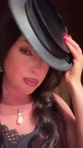 Zauberhut. Jedes Mal, wenn man ihn aufsetzt, wird ein Traum wahr #woistlenamama #glück #traumwirdwahr 