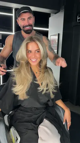 Mein Sonnenschein @jasminazizam ☀️hat ein paar Wochen ohne Extensions getestet – aber schnell gemerkt, wie sehr sie die langen Helfer vermisst.  Es geht dabei gar nicht um die Länge, sondern um den Halt der Frisuren, weniger Haare waschen & Co. 🙌 Wer hatte die selbe Erfahrung und kann nicht mehr ohne ?! Schreibt es in die Kommentare #hairtransformation #balayage #haircut  #friseur #köln 