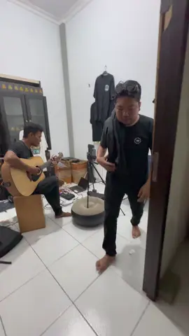 Mau pulang dengar lagu kesukaan @Kang Genjreng (Sapta Ade) 