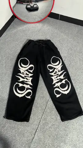 soal bahan gausah di ragukan👌#ootdinspiration #outfitkalcer #outfitnongki #baggypants #satisfaction 