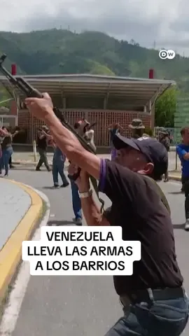 Venezuela entrena a miles de civiles en barrios de todo el país ante un eventual ataque de Estados Unidos El sábado, efectivos de la Fuerza Armada Nacional Bolivariana entregaron armas a ciudadanos de los barrios caraqueños y de otras ciudades del país, para instruirlos en su uso, así como en las bases del 