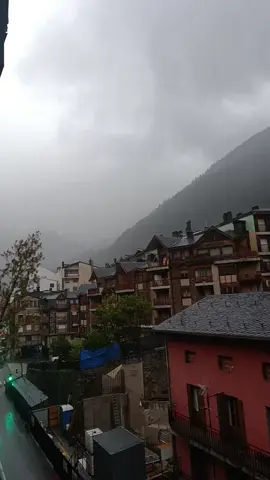 La lluvia me da paz y la tormenta me encanta.  #Lluvia #tormenta #andorra #paz #rayo 