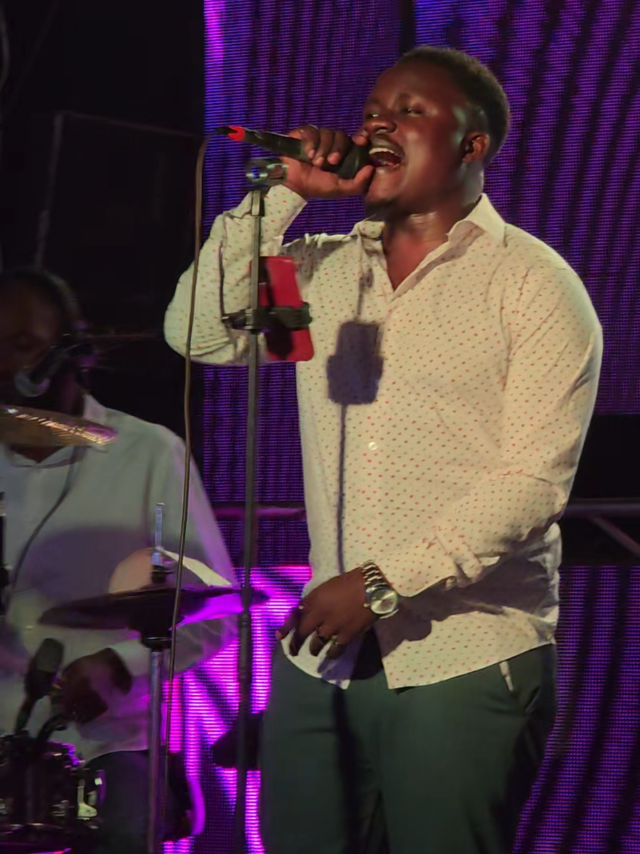 With the right moves just dance along.. #Calypso #livemusic @hangout lounge kampala @MATOVU 🎶 