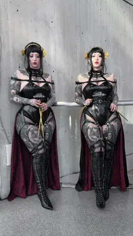 What if there were 2 Yor Forgers?😱 #yorcosplay #yorforger #spyxfamily #cosplayers #animeconvention 