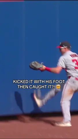 JACOB YOUNG WITH AN INSANE CATCH 😮🔥 (via @MLB, MASN) #MLB #baseball #nationals 